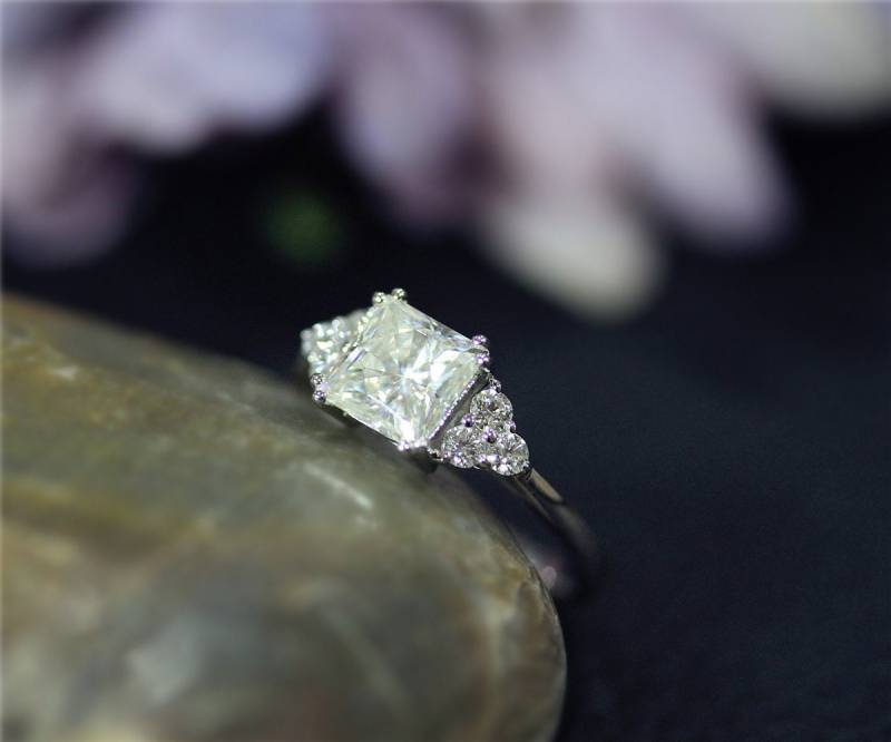 1 Ctw Charles & Colvard Prinzessin Brilliant Moissanite Ring Verlobungsring Solid 14K White Gold Betonierter 0.18Ctw Ehering Diamanten von NidaRings