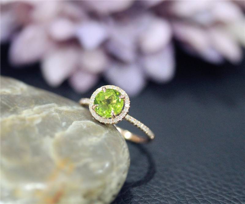 1.1Ctw Birthstone Farbiger Edelsteine Peridot-Ring Runde Peridot Verlobungsring Solid 14 K Rose Gold Ring Ehering Geburtstagsgeschenk von NidaRings
