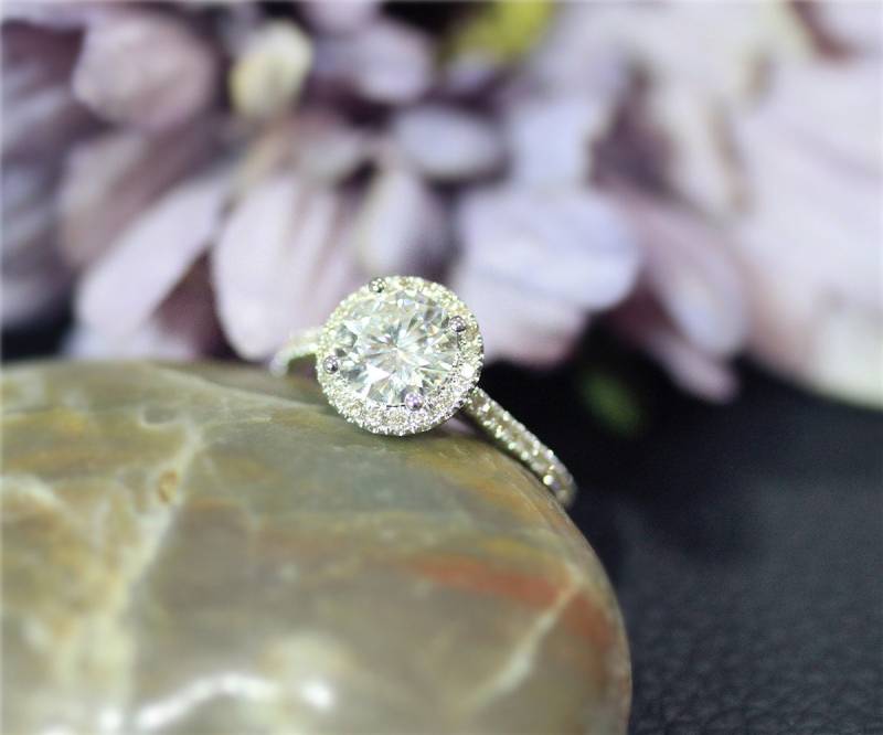 1.2Ctw Charles & Colvard 7 Mm Runde Brillanten Moissanite Verlobungsring Diamant Akzent Läuten Solid 14 K Weissgold Ring Ehering Vorschlagen von NidaRings