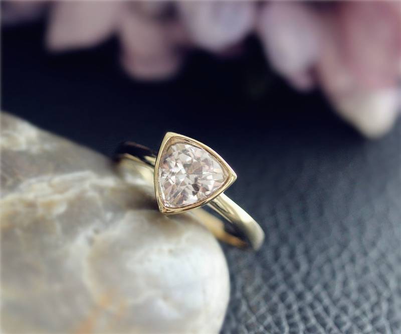 14 K Gelbgold, Schlicht Goldring, Billionen Natürliche Rosa Vs Morganit Ring Solide Verlobungsring, Ehering, Jubiläums-Ring 14 K Gelbgold, Schlicht Goldring, Billionen Natürliche Rosa Vs Morganit Ring Solide Verlobungsring, Ehering, Jubiläums-Ring von NidaRings