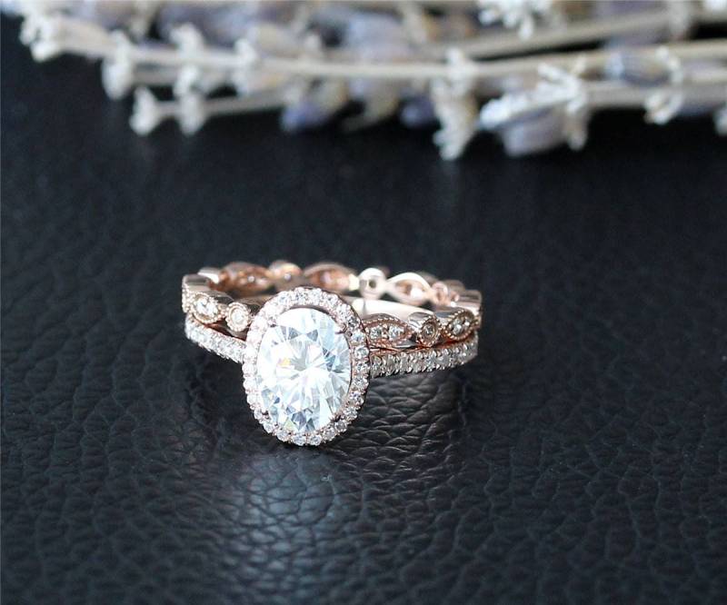 14K Gold Moissanit Verlobungsring 3/4 Eternity 1.5Ct Forever One Oval Ehering Set Full Wedding Band von NidaRings
