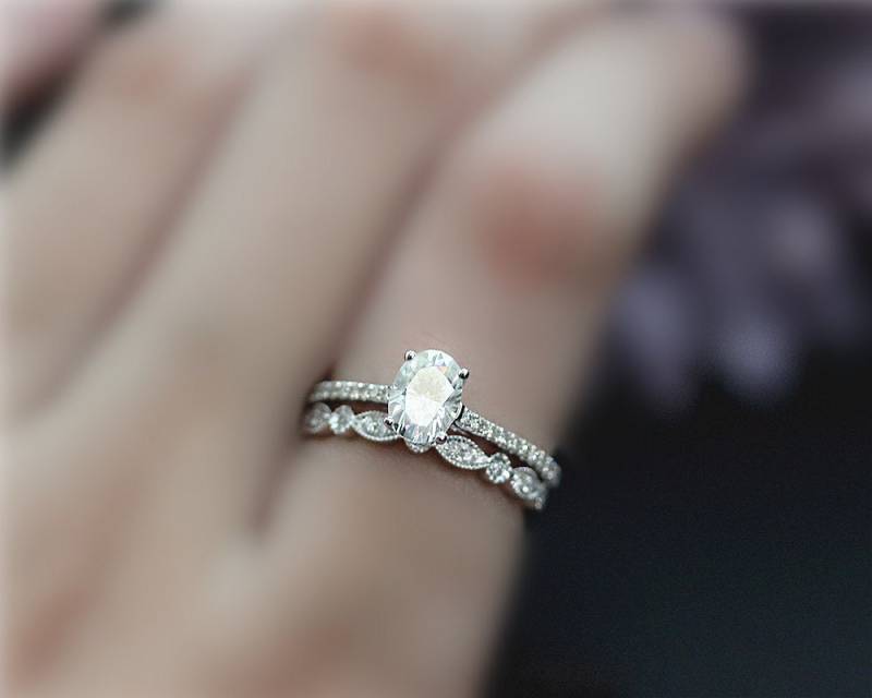 1Ct, Oval Für Immer Brillante Moissanite Ring Set, Diamant Akzent Massiv 14K Weißgold Verlobungsring, Hochzeits-Set von NidaRings