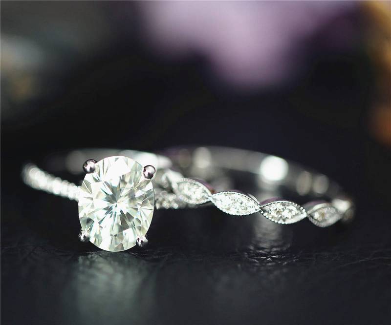 2, 1 Ct C & Immer Ein | Farbe D-E-F Moissanite Verlobungsring Set, 7x9mm Oval Ring Solide 14K Weißgold Ehering Set von NidaRings