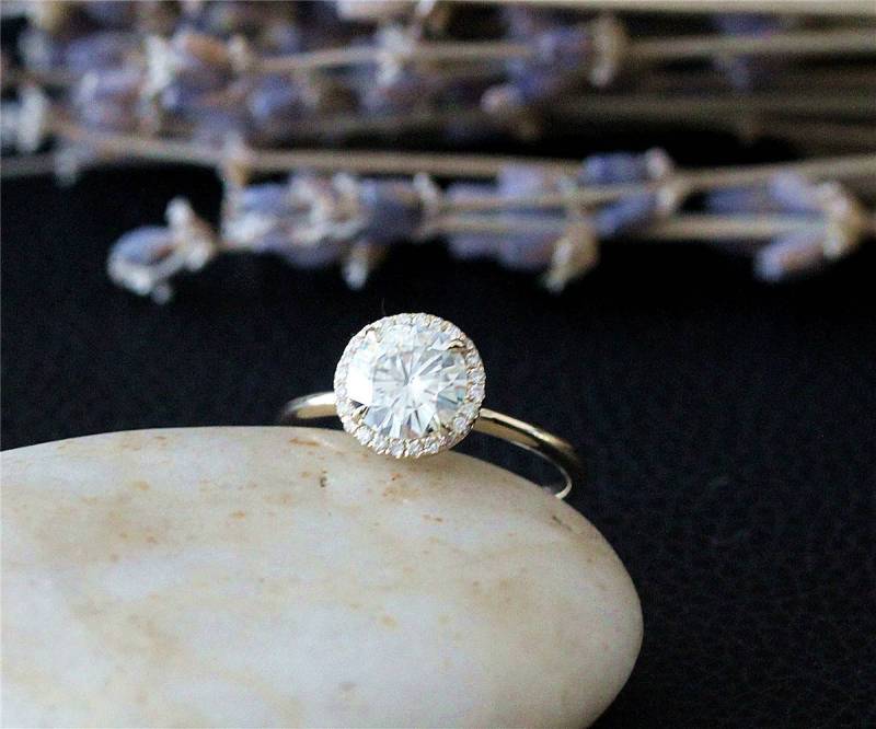 7, 5 Mm Runden Schnitt Moissanite Ring Mit Überarbeiteten Solide Plain Band 14K Solid Gold Verlobungsring Runde Ehering von NidaRings
