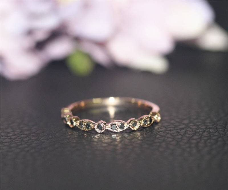 Art-Deco-Design Ehering Schwarzer Diamant Verlobungsring Wedding Band Eine Halbe Ewigkeit Solide 14Kt Rose Gold Jubiläum Ring Stapelbar von NidaRings