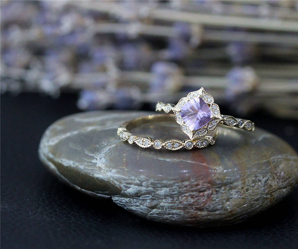 Art-Deco-Ring Set Für Engagement, Halo Diamant 6mm Kissenschliff Amethyst Ringset, Ring Set, Solide 14K Gelbgold-Ring von NidaRings