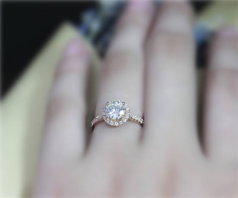 Brautring 0, 8 Ct Charles & Colvard 6mm Runde Brillant Moissanite Ehering Massiv 14K Rose Gold Ring Verlobungsring Versprechen von NidaRings