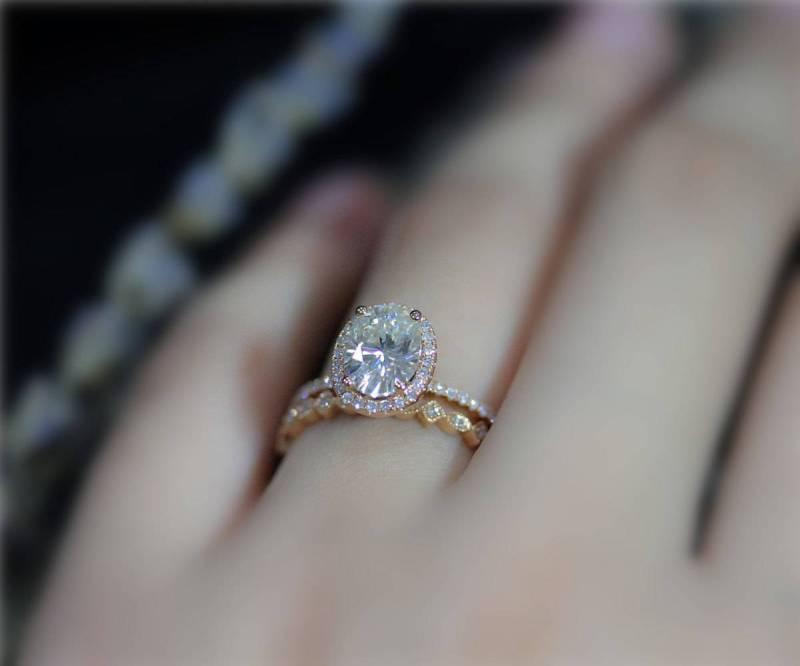 Brillante Moissanite Verlobungsring Set 7x9mm 2, 1 Ct Oval Ring Massiv 14K Rose Gold Ehering Braut Gesetzt von NidaRings