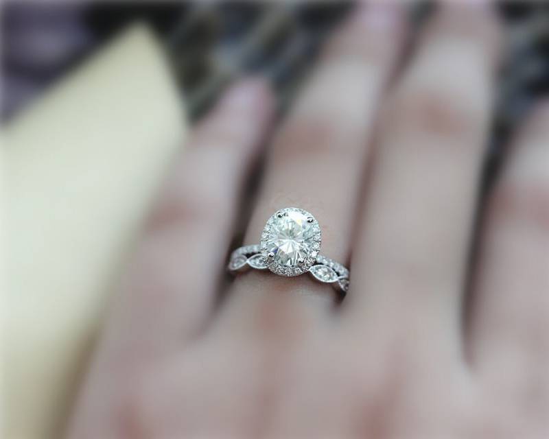 C & Immer Klassisch, Moissanite Engagement Ring Set, 6x8mm Oval Solide 14K Weißgold Setwedding Set von NidaRings