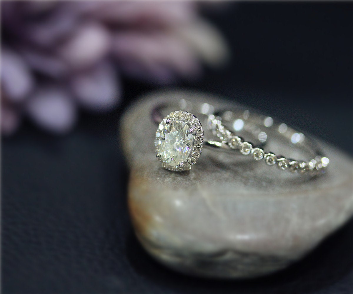 Charles & Colvard Moissanite Ring Set 1Ct, Das Ovale Solid 14 K Festgelegten Weissgold Trauring Verlobungsring von NidaRings