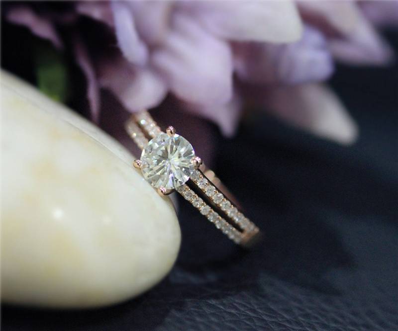Diamanten Akzent 1 Ctw Charles & Colvard Brillant Moissanite Ring Rund Verlobungsring Massiv 14K Rose Gold Hochzeit von NidaRings