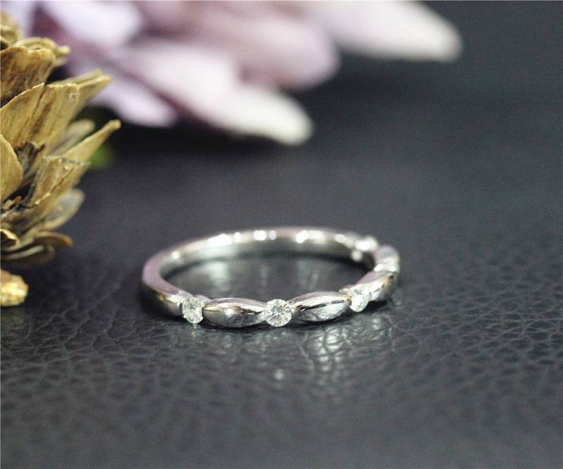 Echte Diamant Ehering Halbe Ewigkeit Solide 14K Weißgold Ring Jahrestag Stapelbar Passenden Band von NidaRings