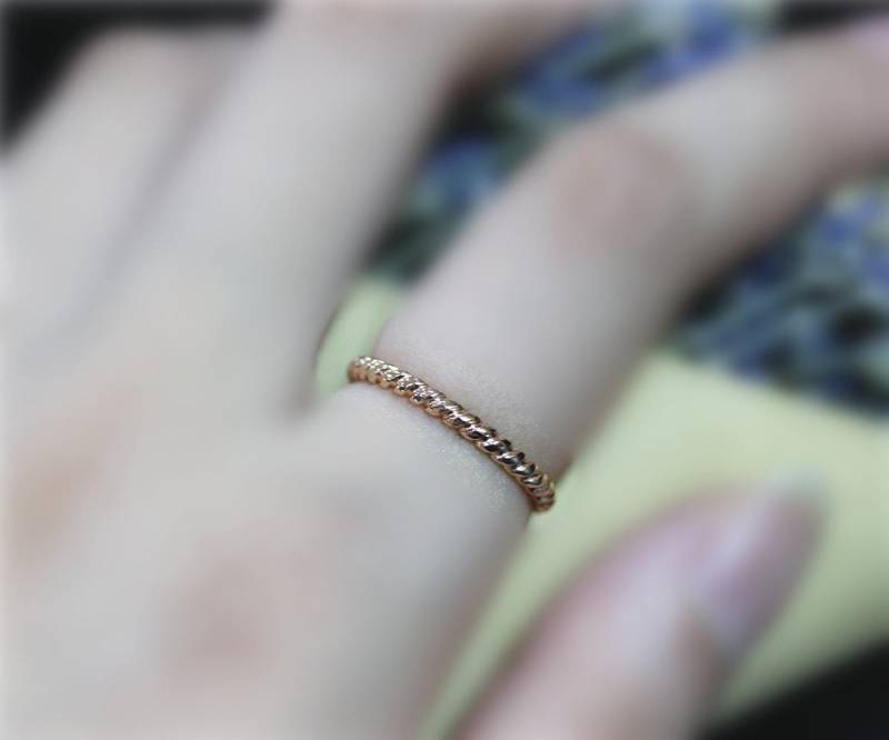 Einzigartige Design Ehering Solide 14K Rosegold Ring Stapelbar Jubiläum Verlobungsring Schlicht Gold Passend Zum Match Bandring von NidaRings