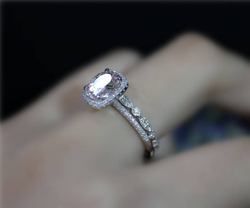 Hochzeits Set 7x9mm Oval Vs Real Rosa Morganit Ring Runde Gem Solid 14K Festgelegten Weissgold Verlobungsring Ehering von NidaRings