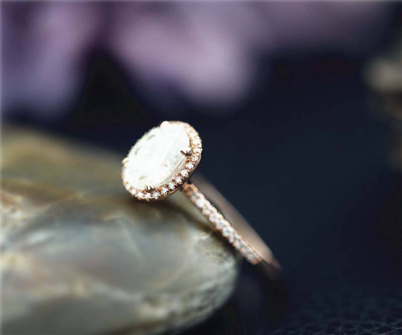 Immer Ein Oval 1, 5 Ct Charles & Colvard Moissanite Verlobungsring Ehering Diamanten Akzent Massiv 14K Rose Gold Ring Jubiläumsring von NidaRings