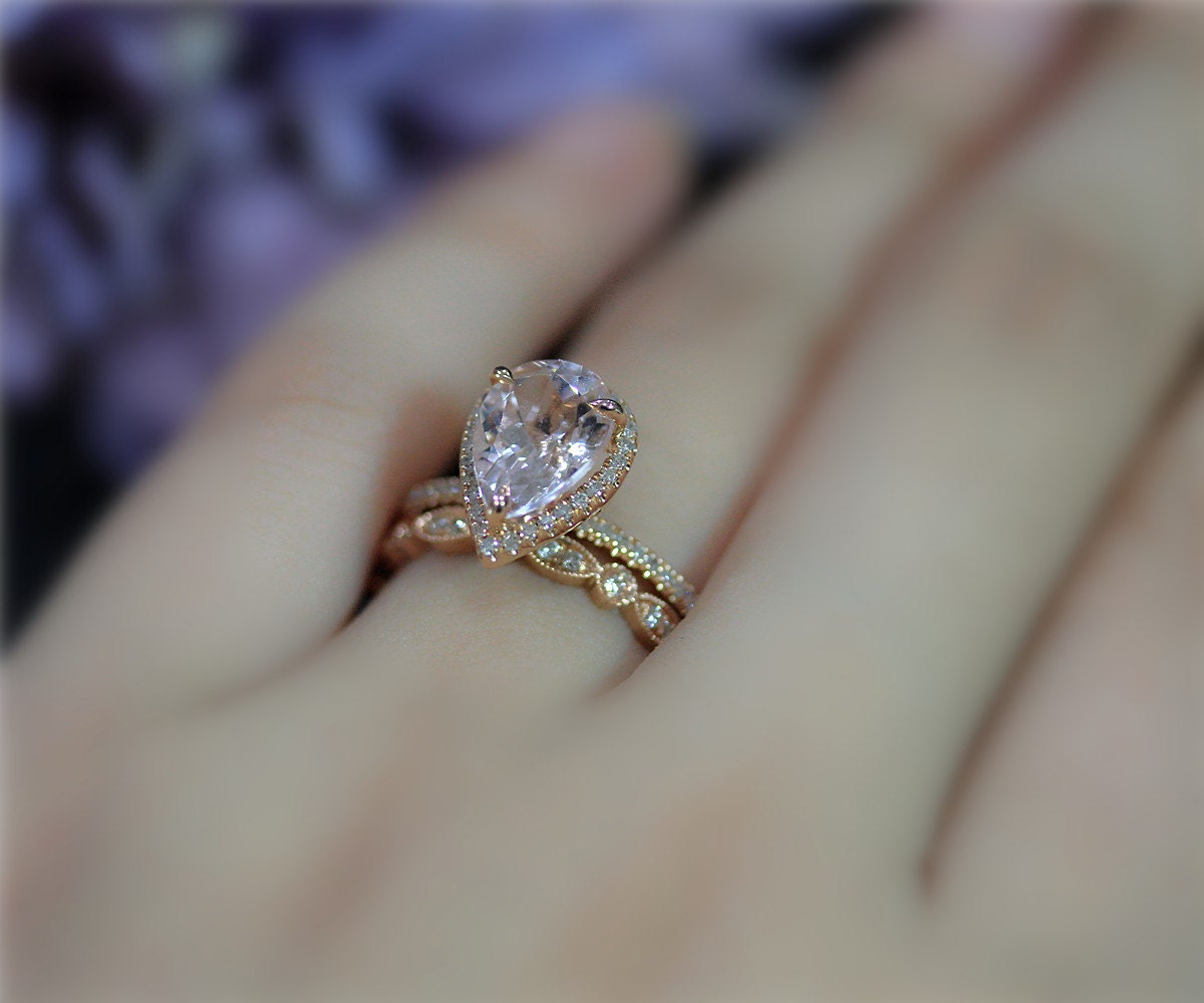 Massiv 18K Rose Gold Ring Handarbeit Morganit Birne 10x7mm Halo Diamant Set Ringsatz Verlobungsring Hochzeits-Set von NidaRings