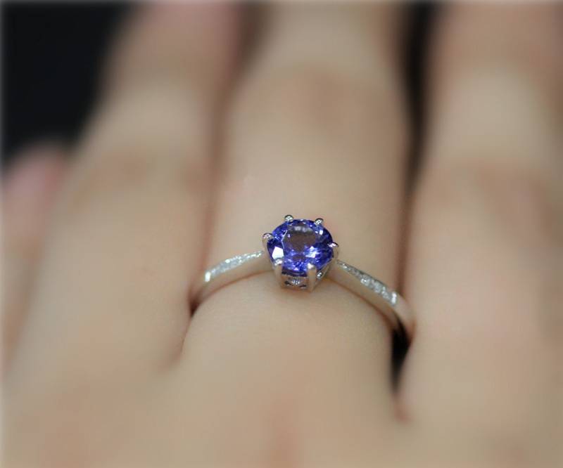 Natürliche Tansanit Verlobungsring 6mm Runde Natürliche Ehering Massiv 14K Weißgold Ring Promisering Jubiläum Bridalring von NidaRings