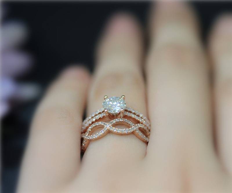 Perfekte Hochzeits-Set Charles & Colvard Moissanite Ring Set Solid 14K Rose Gold Verlobungsring Braut Ehering von NidaRings