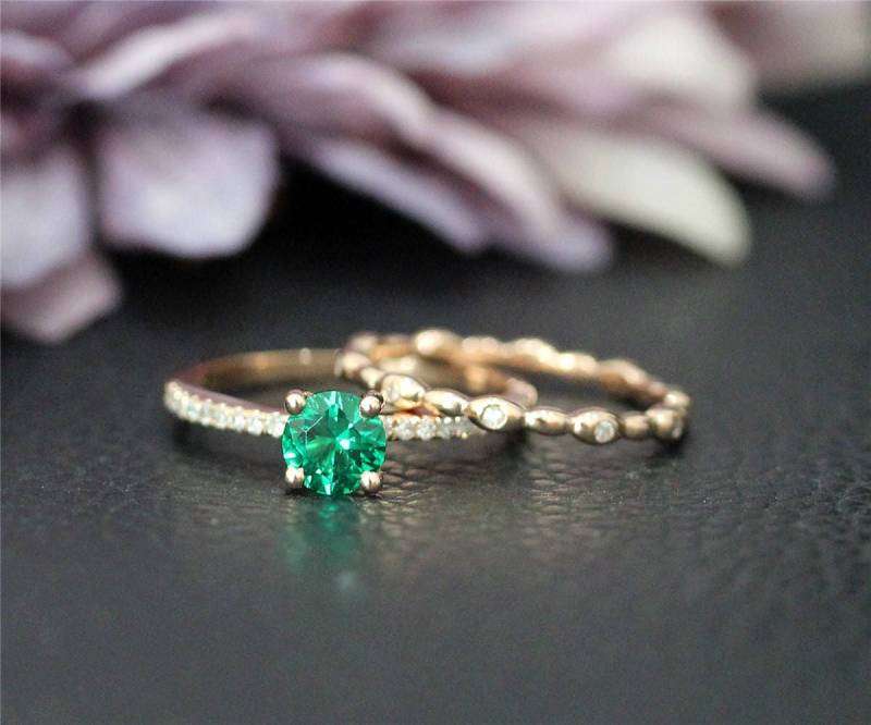 Perfekte Kombination - 5mm Rould Smaragd Verlobungsring Und Diamant Ehering Solide 14K Weißgold Ring Set von NidaRings