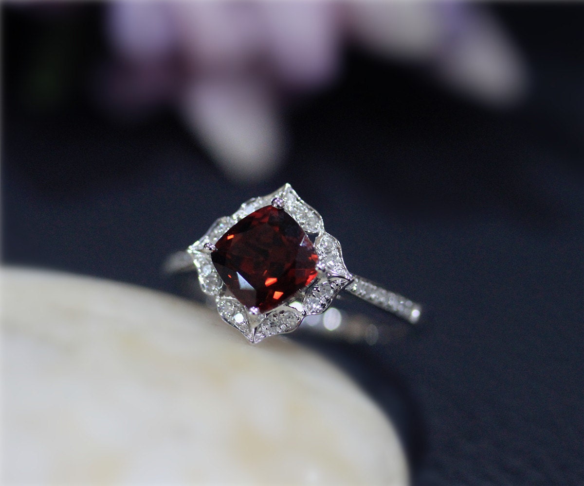 Rote Edelstein Weihnachten-Vintage-stil-Verlobungsring 7mm Ring Kissen Natürliche Vs Granatring Solid 14K Weissgold Ehering Jubiläum von NidaRings