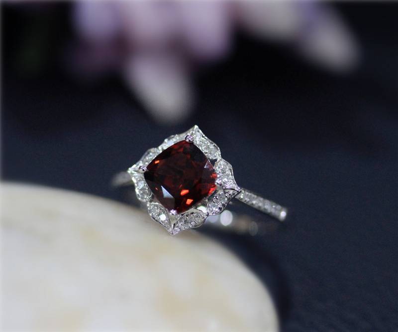 Rote Edelstein Weihnachten-Vintage-stil-Verlobungsring 7mm Ring Kissen Natürliche Vs Granatring Solid 14K Weissgold Ehering Jubiläum Rote Edelstein Weihnachten-Vintage-stil-Verlobungsring 7mm Ring Kissen Natürliche Vs Granatring Solid 14K Weissgold Ehering Jubiläum von NidaRings