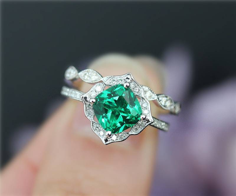 Unikat Ring Set 7mm Kissen Behandelt Smaragd Mai Geburtstag Geschenk Massiver 14K Weißgold Verlobungsring Ehering von NidaRings