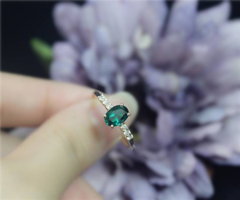 Verlobungsring Ovalen Schnitt Behandelt Smaragd Ring Massiv 14K Rose Gold Ehering Valentinstag Geburtstag Geschenk Birthstone Diamanten von NidaRings
