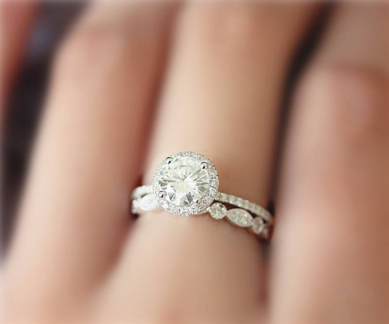 Weihnachts-Geschenk 1Ct, 6, 5 Mm, Immer Ein | G-H-I C & Runde Moissanite Ring Set, Diamant Akzent Massiv 14 K Weißgold Ring, Verlobungsring von NidaRings