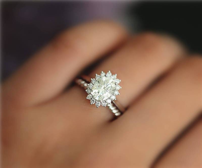 Wunderbar C & Immer Einen | Farbe G-H-Ich Moissanite Verlobungsring Set 6x8mm Oval Ring Massiv 14K Weißgold Ehering von NidaRings