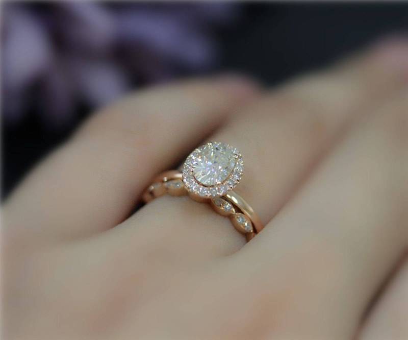 Wunderschöne 1, 5 Ct, Die Brillante Moissanite Verlobungsring 6x8mm Oval Ring Set Solide 14 K Rose Gold Ehering von NidaRings