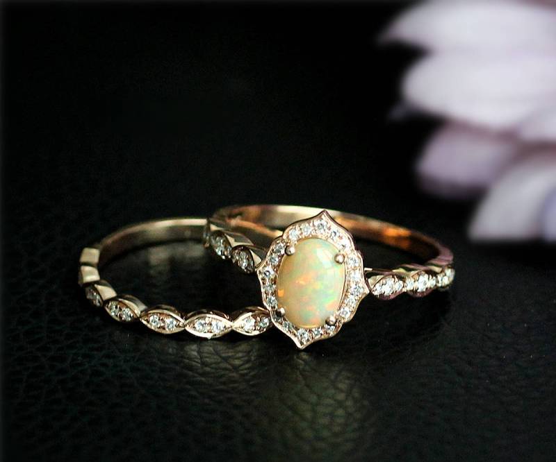 Wunderschönes Set 6x8mm Ovaler Opal Verlobungsring Set, 14K Massive Gold Verlobungsring, Opal Ring, Roségold Ehering Set, Match von NidaRings
