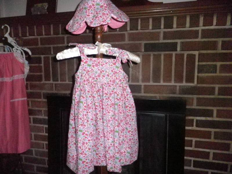 Entzückende Kleine Mädchen Größe 3 Hut Und Kleid Tolles Weihnachtsgeschenk von NiecysCreations