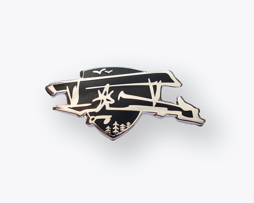 Erste Bi-Plane Anstecknadel | Schwarz Silber Premium Enamel Pin Hart Erste Bi-Plane Anstecknadel | Schwarz Silber Premium Enamel Pin Hart von NightDeskDesign