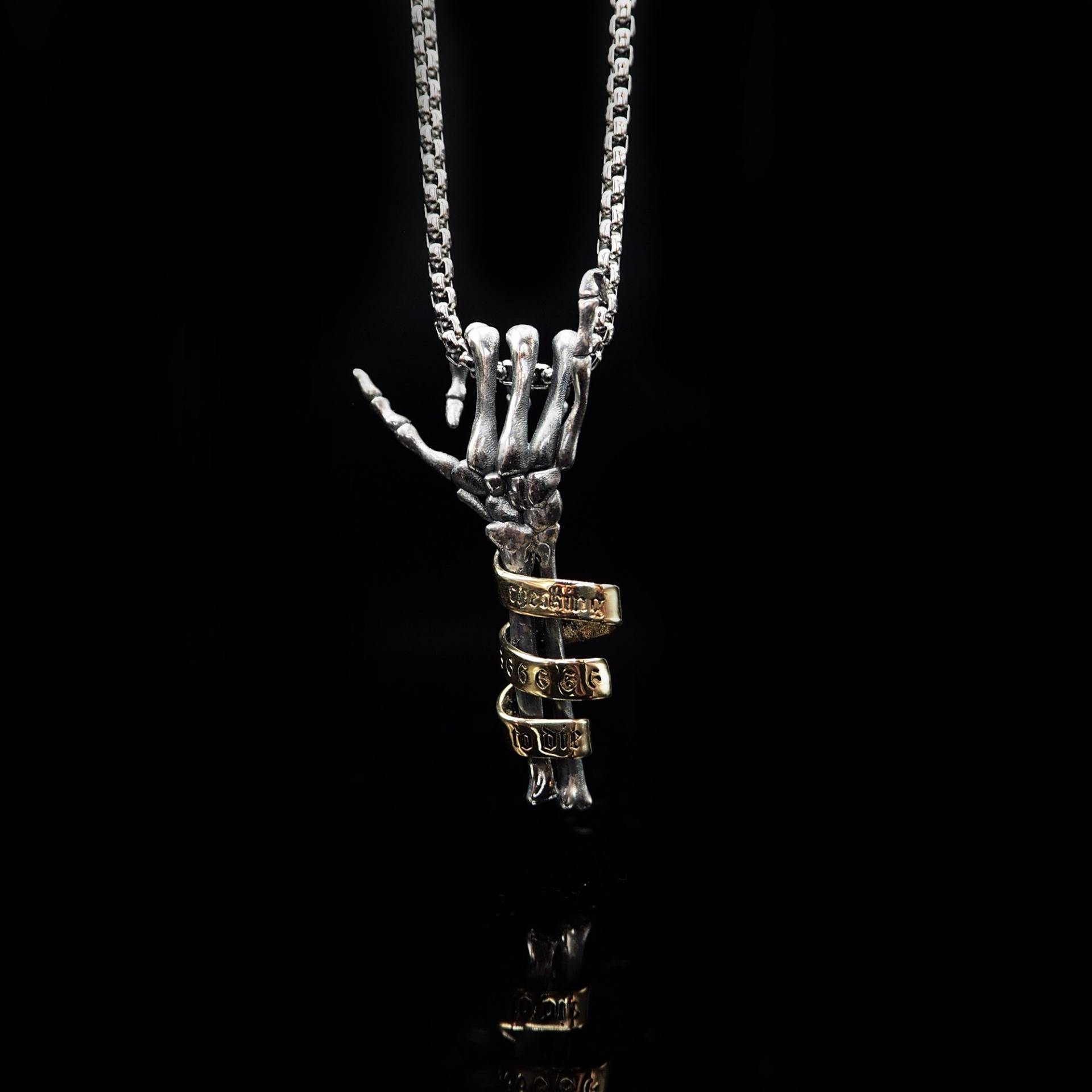 Rock Totenkopf Hand Anhänger Silber Schmuck Damen Gothic von NightMelody