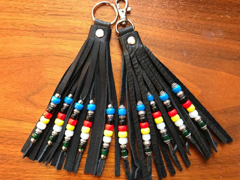 Perlen Leder Quaste Schlüsselanhänger/Drehhaken - 4 Richtungen Doppel Fransen 5 Strang Perlenarbeit Reißverschluss Geldbörse Dekoration Boho Perlen Leder Quaste Schlüsselanhänger/Drehhaken - 4 Richtungen Doppel Fransen 5 Strang Perlenarbeit Reißverschluss Geldbörse Dekoration Boho von NightOwlMarket