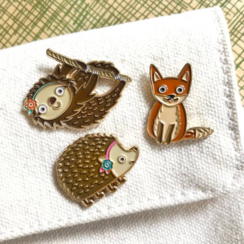 Waldtiere Emaille Pin Geschenkset - 3 Gold Metall Anstecknadeln Fuchs, Faultier, Igel von NightOwlPaperGoods