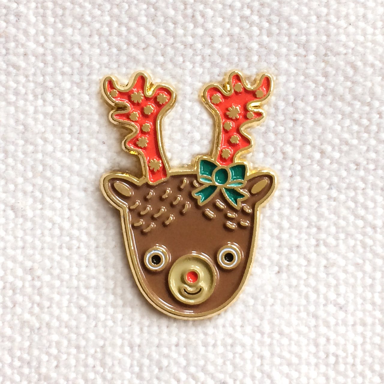 Rentier Urlaub Emaille Pin - Weihnachten Anstecknadel von NightOwlPaperGoods