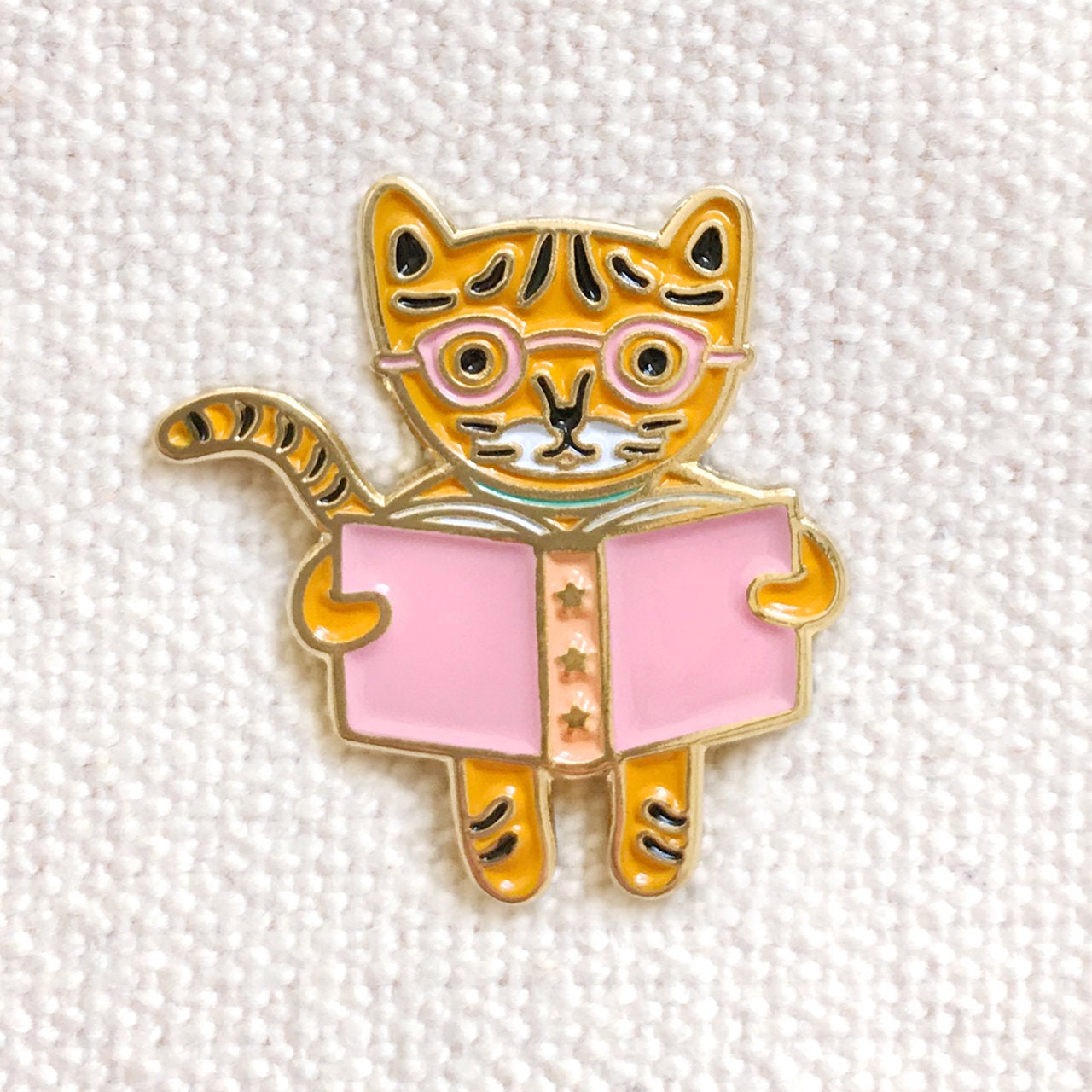 Tiger Tales Pin - Anstecknadel Emaille Glänzendes Gold Metall Buch-Liebhaber Ep3008 von NightOwlPaperGoods