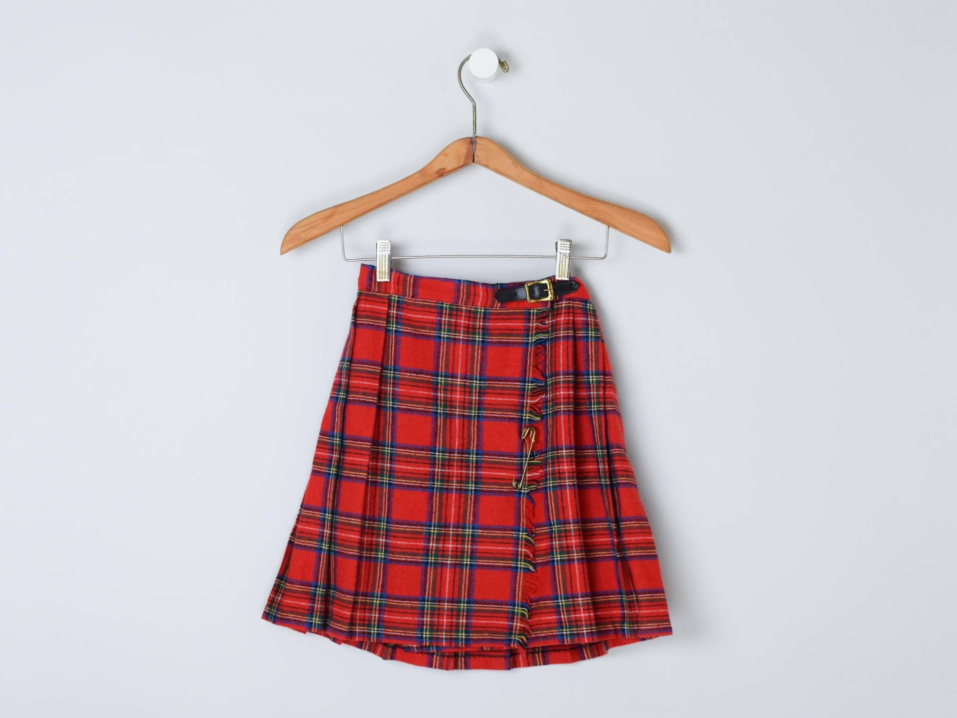 Vintage 1960S Rot Karierter Falten-Wickel-Mini-Rock Mit Schnalle, Fransen & Pin von NightforNightVintage