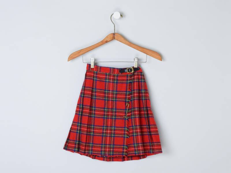 Vintage 1960S Rot Karierter Falten-Wickel-Mini-Rock Mit Schnalle, Fransen & Pin von NightforNightVintage
