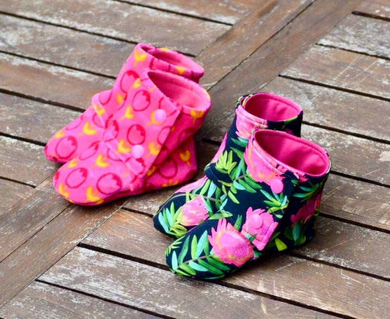 Einzigartige Poppig Bunte Baby Booties Wahlweise Aus Pinkem Nicki Oder Blumen-Sweat Gr 17 von NigritabyNOtto