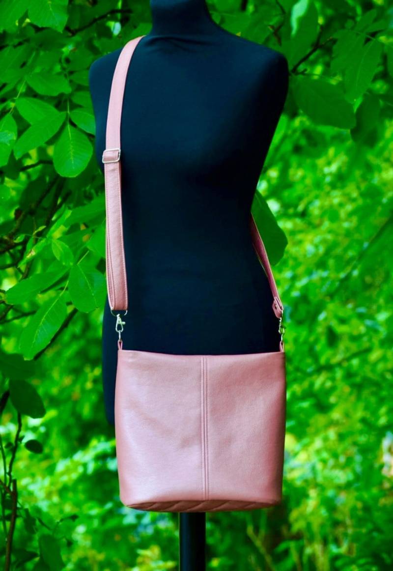 Wundervolle Handtasche Aus Schimmerndem Rosé Kunstleder von NigritabyNOtto