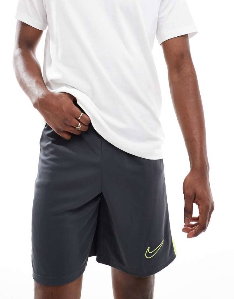 Nike Football - Academy 23 - Shorts in Anthrazit und Grün-Grau von Nike Football
