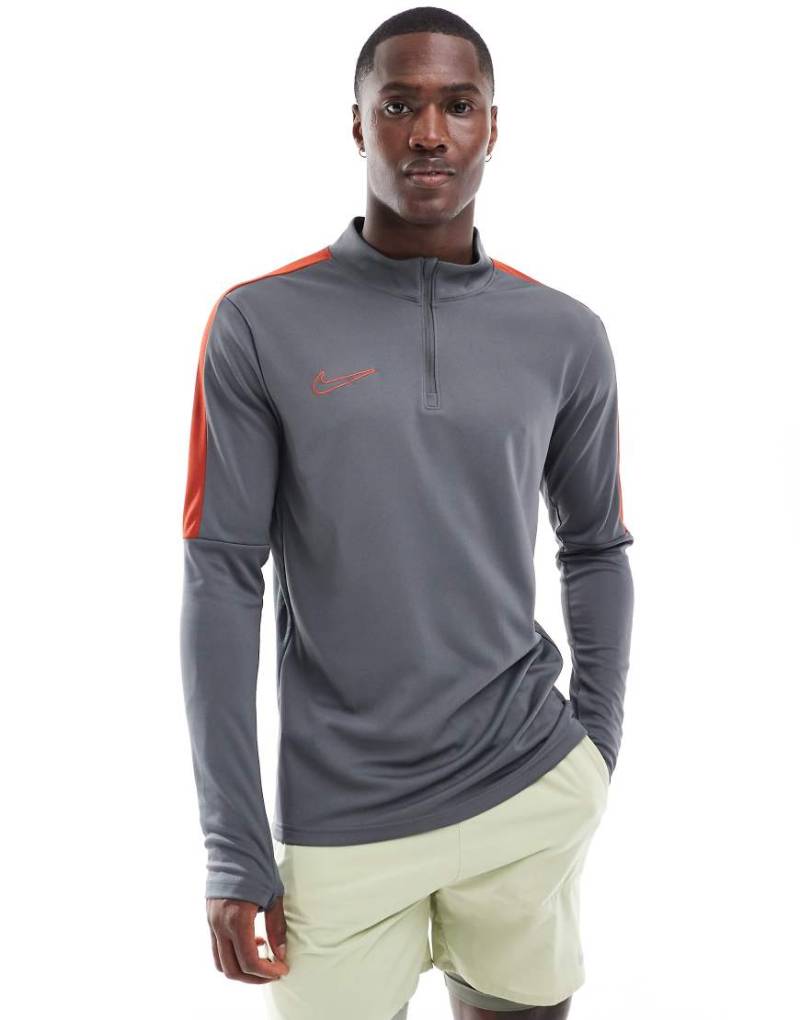 Nike Football - Academy 23 - Sport-Sweatshirt in Dunkelgrau mit halblangem Reißverschluss von Nike Football