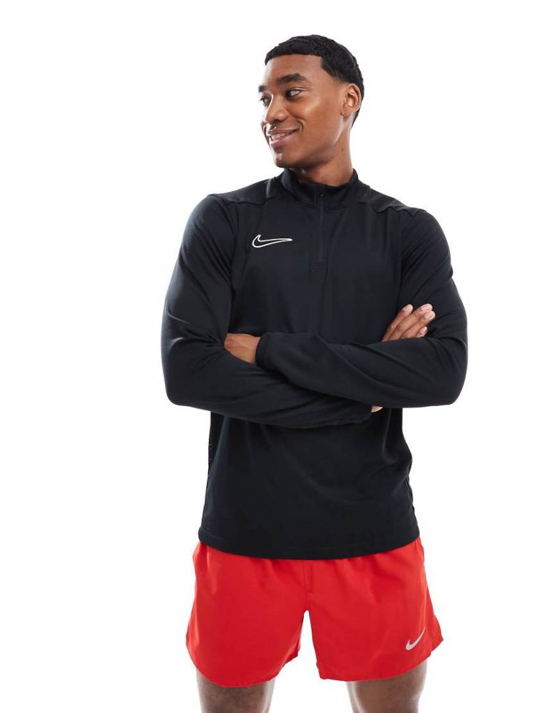Nike Football - Academy 25 Dri-FIT - Langärmliges Oberteil in Schwarz mit kurzem Reißverschluss von Nike Football