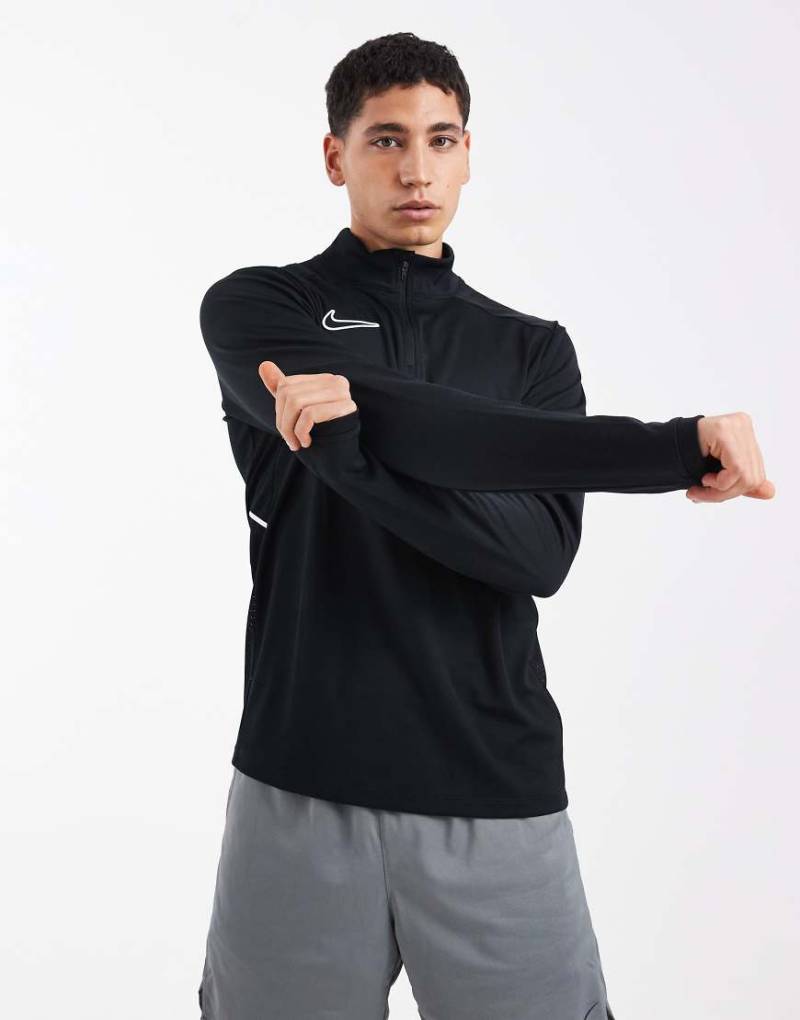 Nike Football - Academy 25 Dri-FIT - Langärmliges Oberteil in Schwarz mit kurzem Reißverschluss von Nike Football