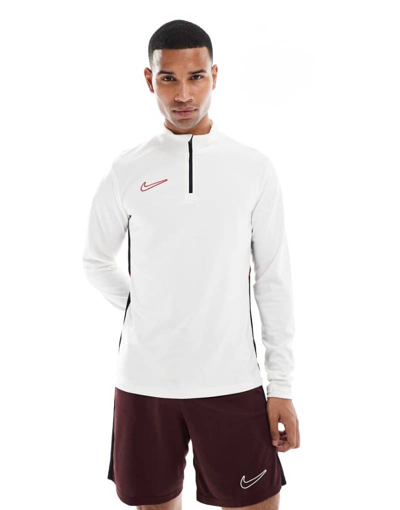 Nike Football - Academy 25 Dri-FIT - Oberteil in Creme mit kurzem Reißverschluss-Neutral Nike Football - Academy 25 Dri-FIT - Oberteil in Creme mit kurzem Reißverschluss-Neutral von Nike Football