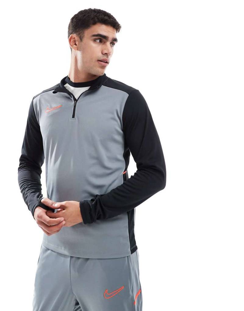 Nike Football - Academy 25 Dri-FIT - Oberteil in Grau mit kurzem Reißverschluss von Nike Football