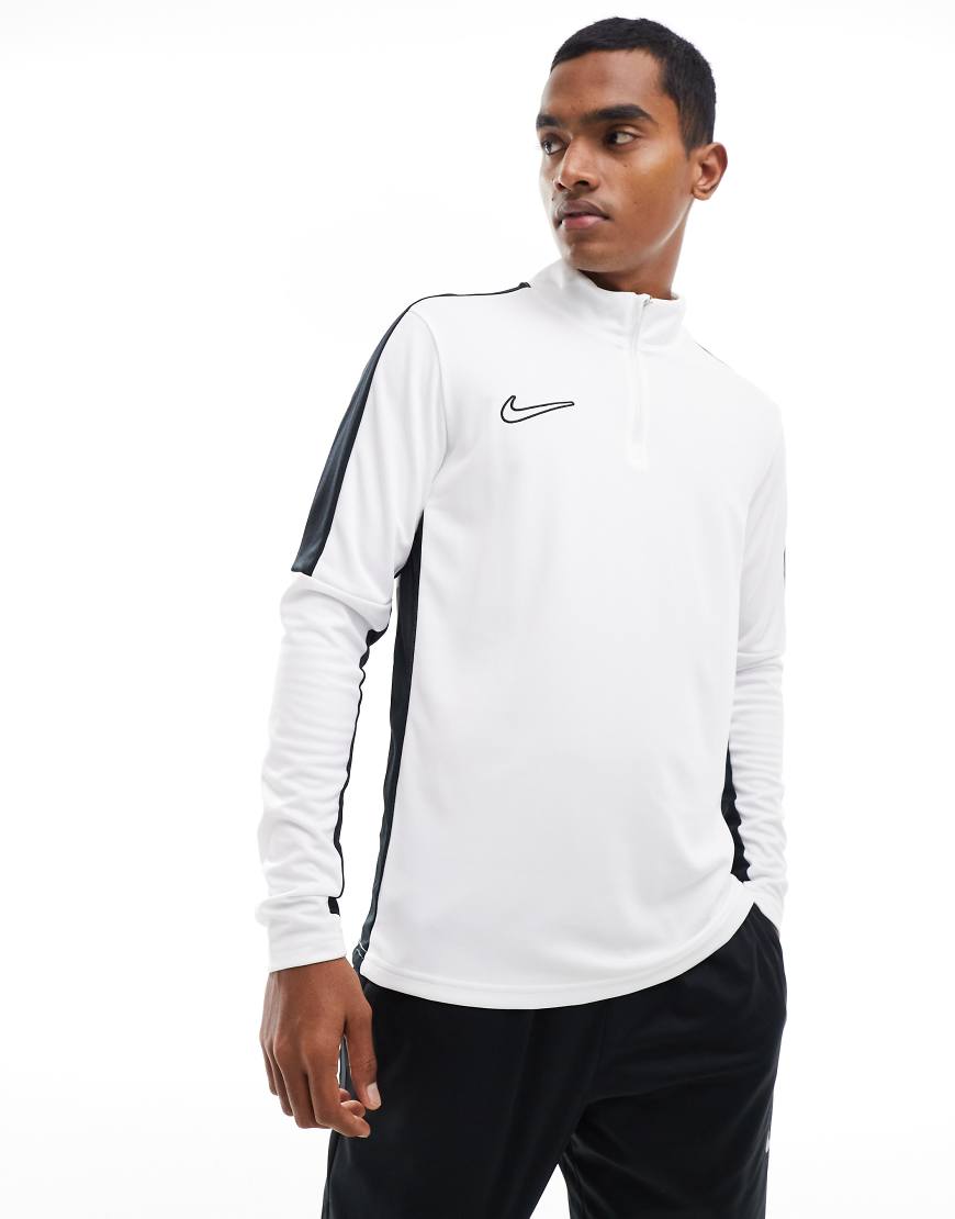 Nike Football - Academy 23 - Sweatshirt in Weiß mit kurzem Reißverschluss Nike Football - Academy 23 - Sweatshirt in Weiß mit kurzem Reißverschluss von Nike Football