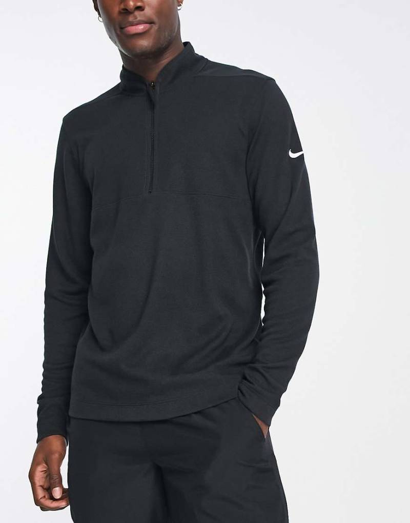 Nike Golf - Dri-FIT - Sweatshirt in Schwarz mit kurzem Reißverschluss Nike Golf - Dri-FIT - Sweatshirt in Schwarz mit kurzem Reißverschluss von Nike Golf